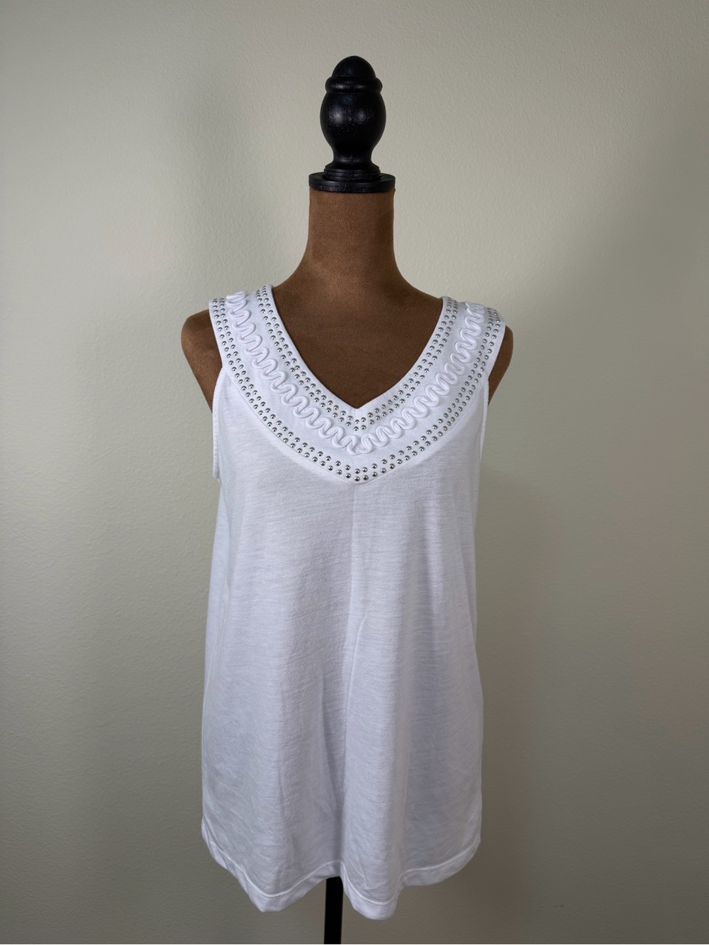 Carolyn Taylor White Embellished V-Neck Tank